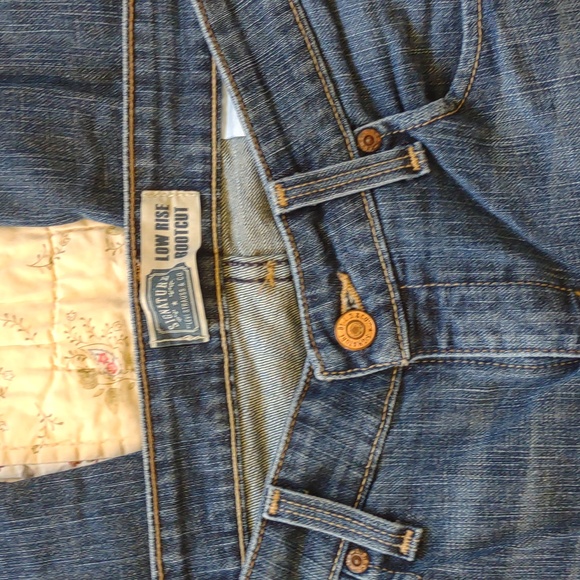 Levi's signature boot cut low rise Miss size 8 short. - Picture 5 of 6